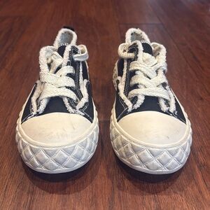 Size 9 Super Comfy Black and White Sneakers